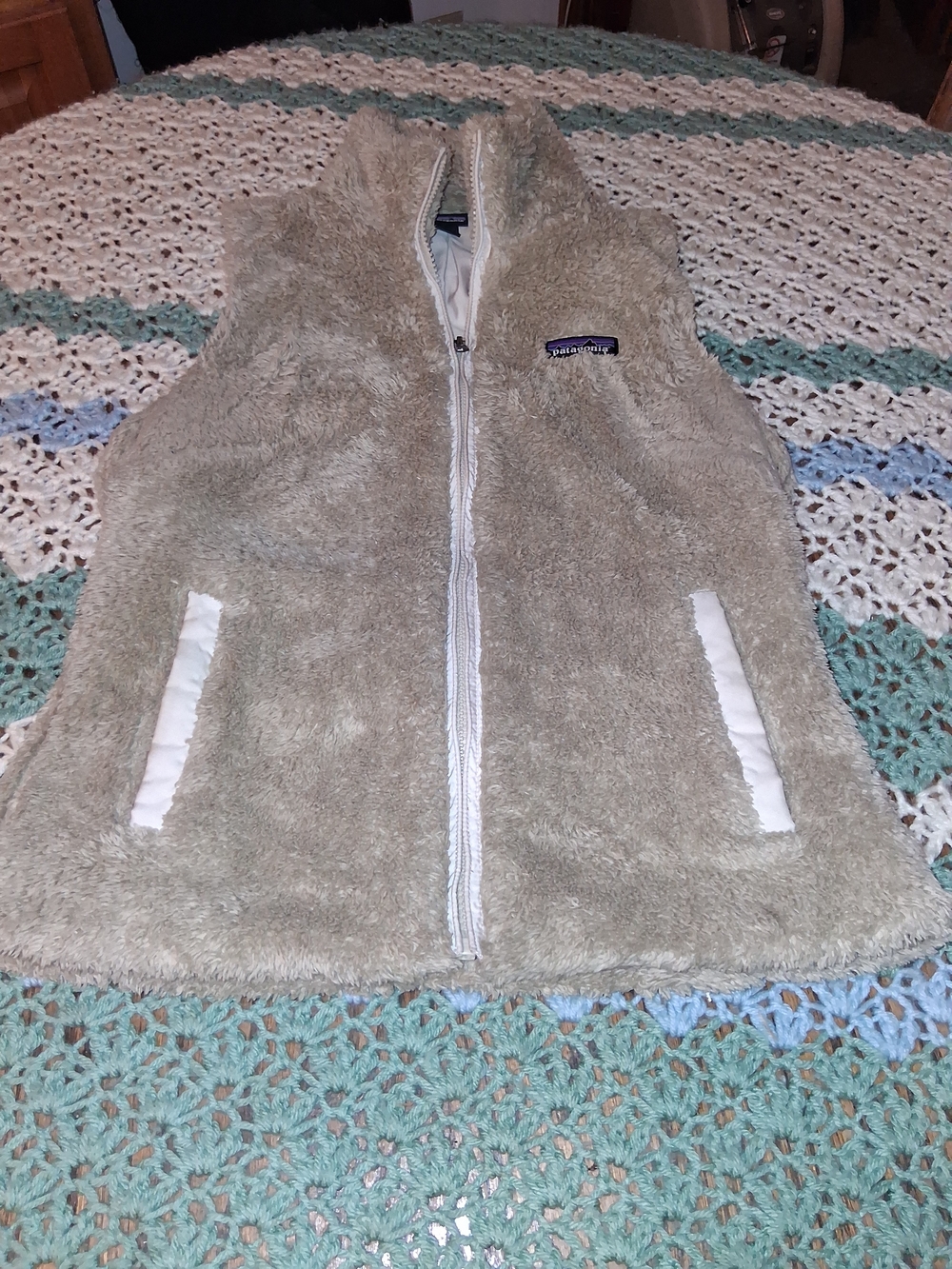 Patagonia Womens Small Beige Fuzzy Zip Vest
